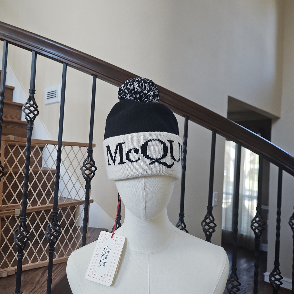 Alexander McQueen Monochrome Logo Beanie - Picture 9 of 9